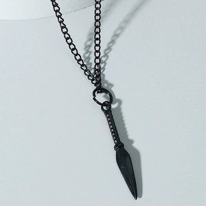 Collier pendentif kunai noir mat pour homme avec chaîne style punk et gothique