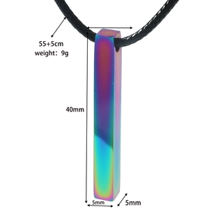 Vue détaillée du pendentif colonne géométrique coloré avec dimensions et poids précis