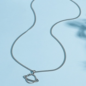 Collier planète hip hop en acier inoxydable avec pendentif Saturne sur fond bleu