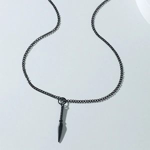 Vue détaillée du pendentif kunai ninja noir mat et de sa chaîne à maillons fins