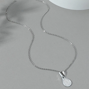 Collier pendentif raquette de tennis argenté minimaliste pour sportifs avec chaîne fine