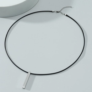 Collier pendentif rectangulaire argenté minimaliste avec cordon en cuir noir sur gris