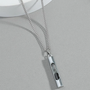 Collier avec pendentif sablier minimaliste en métal argenté et sable noir mobile