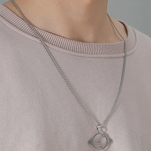 Collier pendentif planète Saturne argenté minimaliste avec chaîne gourmette sur pull lilas