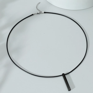 Vue détaillée d'un pendentif rectangulaire noir sur un cordon en cuir avec fermoir