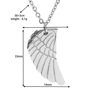 Vue détaillée du pendentif aile d'ange avec dimensions 33mm et textures gravées
