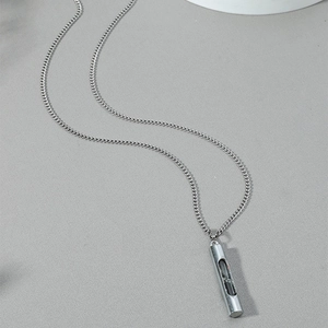Collier pendentif sablier minimaliste avec sable noir et blanc sur chaîne serpent argentée