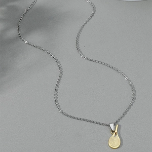 Collier raquette de tennis avec chaîne argentée et pendentif doré orné d'un cristal