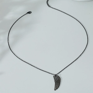 Collier minimaliste en acier titane avec pendentif aile d'ange noire et détails de plumes
