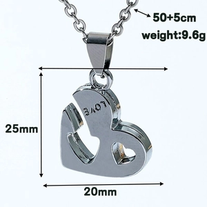 Détail du pendentif cœur argenté avec gravure LOVE et chaîne O-link de 50 cm