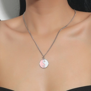 Nahaufnahme der rosa-weißen Yin-Yang-Herzkette, getragen von einem Modell