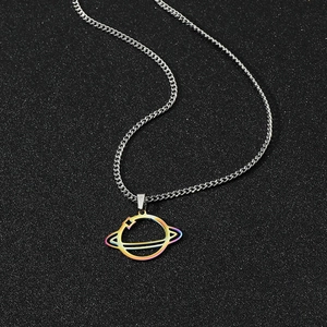 Gros plan du collier pendentif planète irisante avec placage arc-en-ciel sous vide
