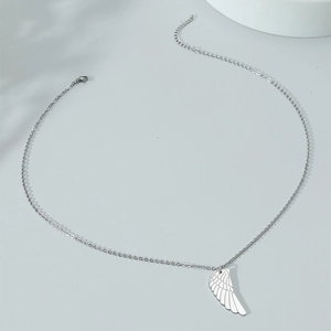 Collier minimaliste en titane argenté avec pendentif aile d'ange et texture plume