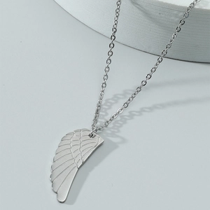 Pendentif aile d'ange en argent poli sur chaîne en O posé sur une pierre