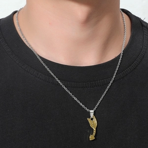 Collier neutre avec pendentif flèche dorée et chaîne argentée porté par un mannequin