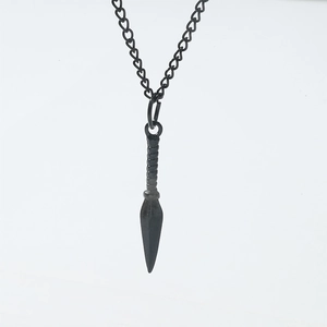 Collier pendentif kunai noir mat pour hommes avec une chaîne en métal noir assortie
