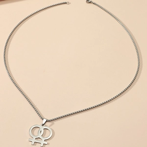 Détail du pendentif avec symboles Vénus entrelacés en argent sur une fine chaîne box