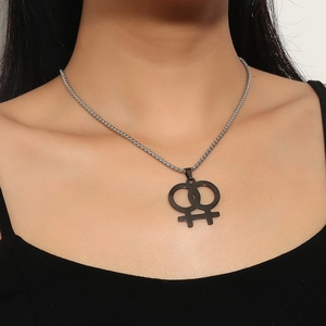 Détail du pendentif double symbole Vénus noir mat sur une chaîne en argent fine
