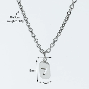 Détail du collier pendentif rectangle numéro 7 en argent avec chaîne à maillons en O