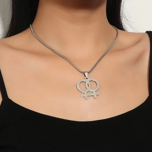 Détail du collier en acier inoxydable argenté avec symboles de Vénus entrelacés