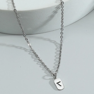 Collier minimaliste en acier argenté avec pendentif carré et motif numéro 7 ajouré