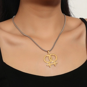 Gros plan du pendentif double symbole Vénus doré sur une chaîne box en argent
