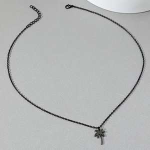 Détail d'un collier pendentif palmier noir avec chaîne ajustable et fermoir mousqueton