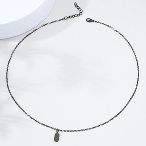 Détail du pendentif rectangle noir mat avec chiffre 7 et chaîne à fermoir ajustable