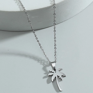 Vue détaillée du collier en acier inoxydable argenté avec pendentif palmier ajouré