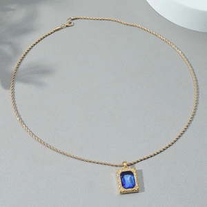 Hip-Hop Goldkette mit rechteckigem blauem Edelstein und barocker Gravurverzierung am Anhänger