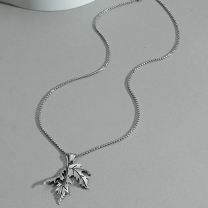Collier pendentif feuille d'érable argentée gothique avec veines texturées sur acier