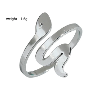 Dettaglio macro dell'anello a serpente d'argento con design a spirale da 1,6g