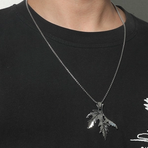Collier homme pendentif feuille d'érable style punk avec chaîne argentée sur t-shirt noir