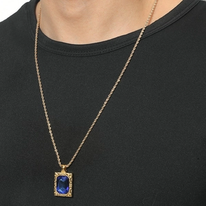 Makroaufnahme einer Herren-Goldkordelkette mit vintage rechteckigem blauem Edelsteinanhänger