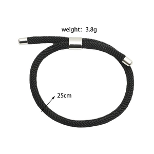 Détail du bracelet en corde tressée noire avec poids de 3,8g et longueur de 25cm