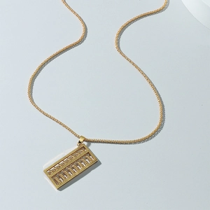 Collier pour hommes avec pendentif abaque doré et chaîne à maille fine élégante