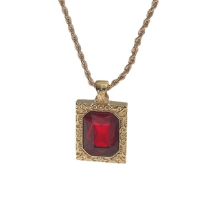 Barocke Halskette mit rotem Edelsteinanhänger und goldenem Reliefmuster an einer Kordelkette