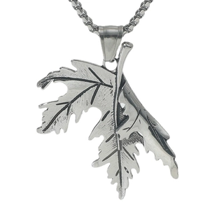 Pendentif feuille d'oreille feuille d'érable hip hop en métal argenté avec fini brossé texturé