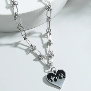 Collier cœur flamme unisexe en acier titane argenté avec pendentif en émail noir