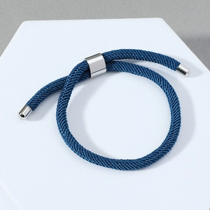 Bracelet tressé bleu marine ajustable avec boucle coulissante en acier inoxydable argenté