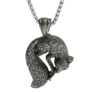 Retro silver fox amulet pendant necklace for men with vintage metallic hair texture