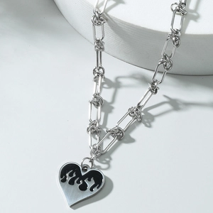 Collier à maillons trombone argentés avec un pendentif en cœur et motifs de flammes noires