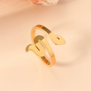Dettaglio di un anello a forma di serpente dorato su sfondo di pietra per display elegante