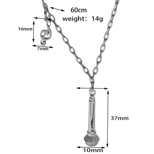 Détail du pendentif micro et clé de sol argentés avec mesures de taille précises