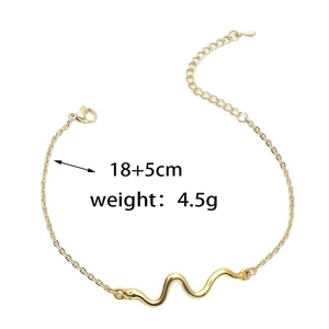 Detailansicht des goldenen schlangenförmigen Armbands mit Karabinerverschluss und Verlängerungskette