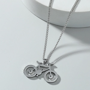 Colgante de bicicleta de montaña en acero inoxidable pulido sobre soporte minimalista