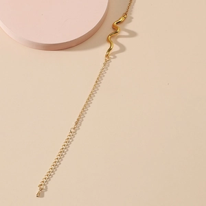 Minimalistisches goldenes Schlangenarmband mit Wellenmuster und verstellbarer Verlängerung
