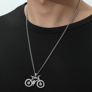 Collar con colgante de bicicleta de acero inoxidable para hombre en camiseta negra