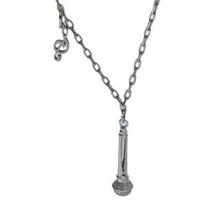Collier hip hop argenté avec pendentifs microphone détaillés et clé de sol élégante