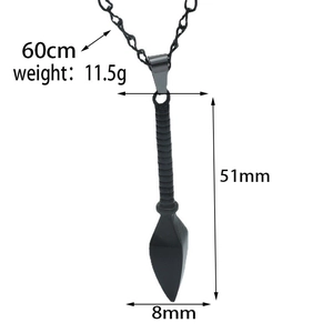 Detalle del collar con colgante de punta de lanza kunai negro con cadena de 60 cm